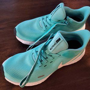 Nike Revolution Women Size 7 shoe